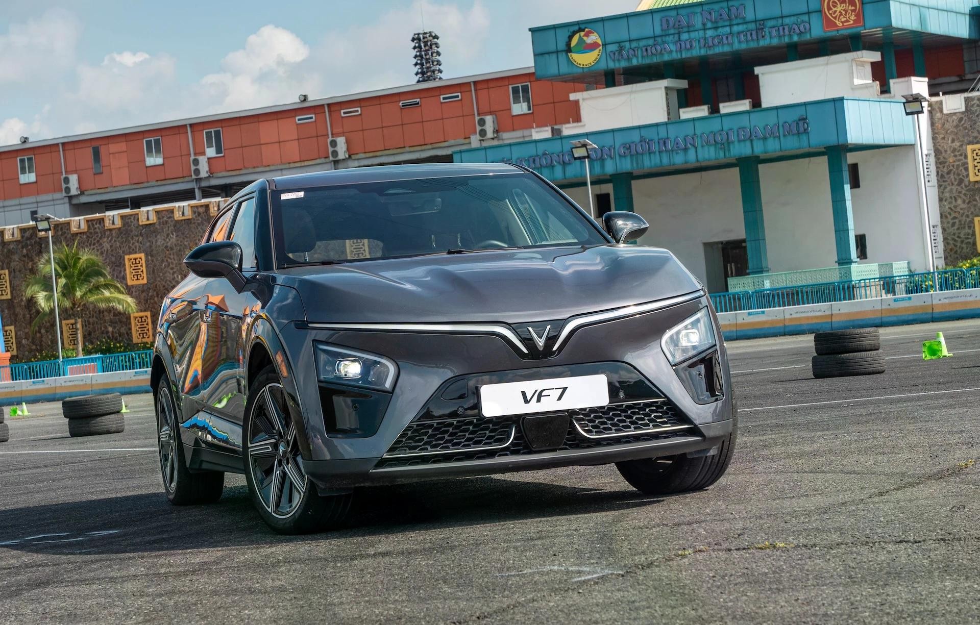 Với 807 xe đến tay khách Việt trong tháng 2, VinFast VF 7 có lần hiếm hoi góp mặt trong danh sách 10 ôtô bán tốt nhất. Lượng tiêu thụ này cũng giúp VF 7 xếp trên những đối thủ quen mặt như Ford Territory, Hyundai Tucson hay "tân binh" Mitsubishi Destinator. VinFast VF 7 hiện có 2 phiên bản, giá bán lần lượt 789 triệu và 999 triệu đồng. Ảnh: VinFast.
