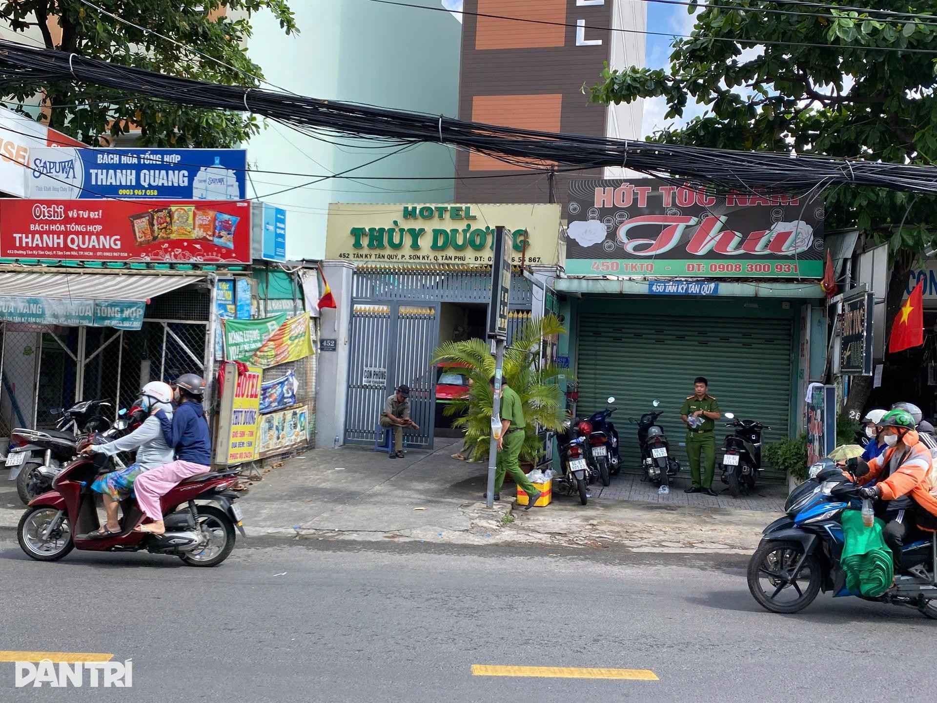 Vụ cháy tại khách sạn làm 2 người tử vong, cảnh sát giải cứu được 26 người. Danh tính các nạn nhân gồm: N.T.N.H. (24 tuổi, ngụ phường Phú Định) và chị H.T.H. (20 tuổi, quê Huế). Lực lượng chức năng đang phong tỏa hiện trường, điều tra nguyên nhân vụ hỏa hoạn (Ảnh: An Huy).