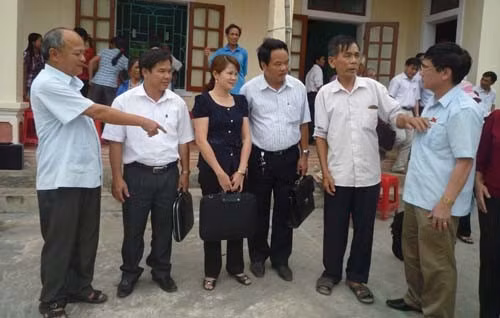 Các thành viên Đoàn ĐBQH gặp gỡ, trò chuyện với cử tri