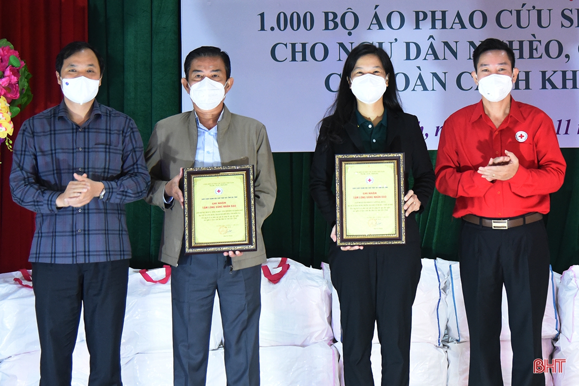 Nguyên Chủ tịch nước Trương Tấn Sang trao tặng áo phao cứu sinh đa năng cho ngư dân khó khăn ở Hà Tĩnh