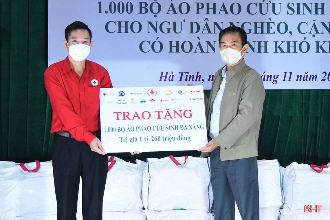 Nguyên Chủ tịch nước Trương Tấn Sang trao tặng áo phao cứu sinh đa năng cho ngư dân khó khăn ở Hà Tĩnh