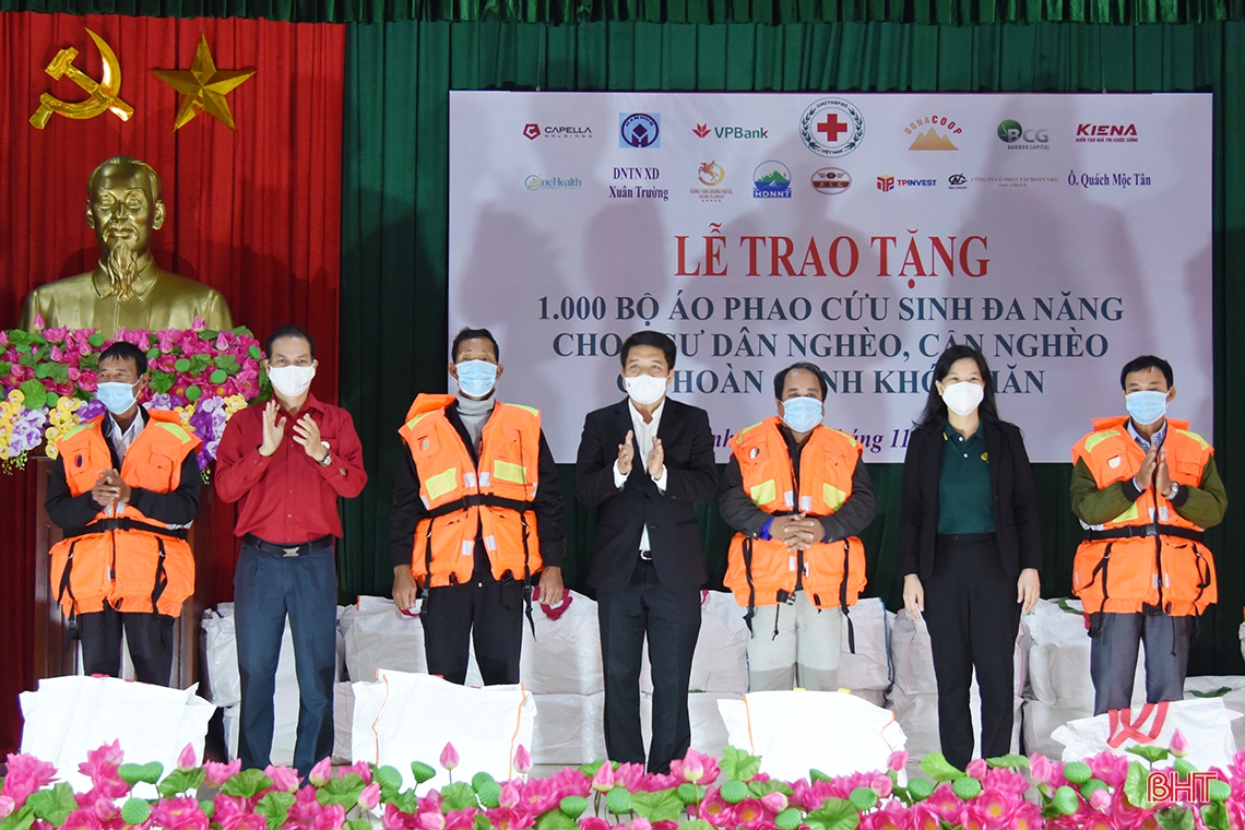 Nguyên Chủ tịch nước Trương Tấn Sang trao tặng áo phao cứu sinh đa năng cho ngư dân khó khăn ở Hà Tĩnh