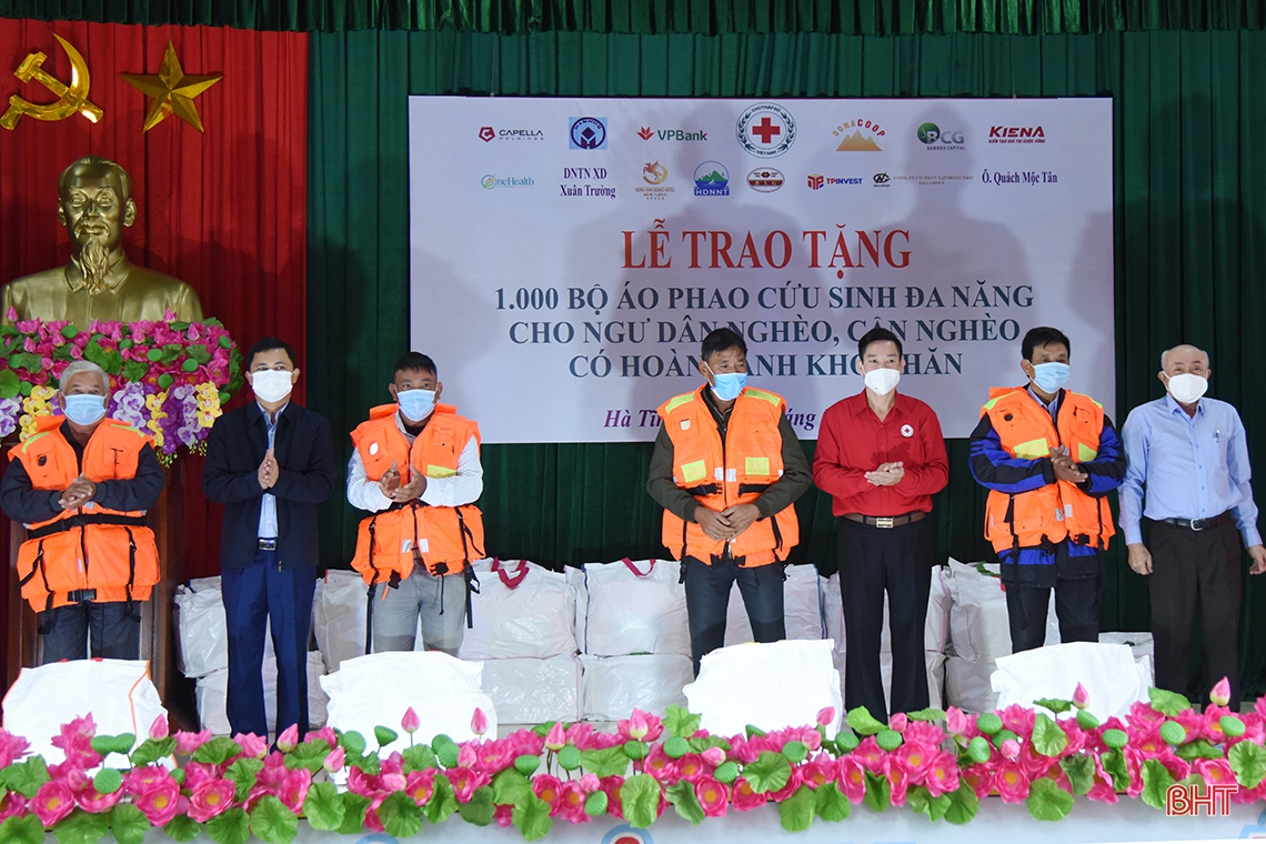 Nguyên Chủ tịch nước Trương Tấn Sang trao tặng áo phao cứu sinh đa năng cho ngư dân khó khăn ở Hà Tĩnh