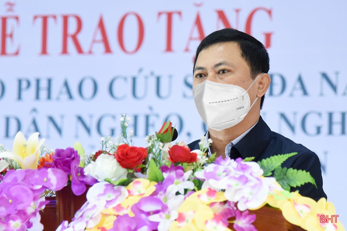 Nguyên Chủ tịch nước Trương Tấn Sang trao tặng áo phao cứu sinh đa năng cho ngư dân khó khăn ở Hà Tĩnh
