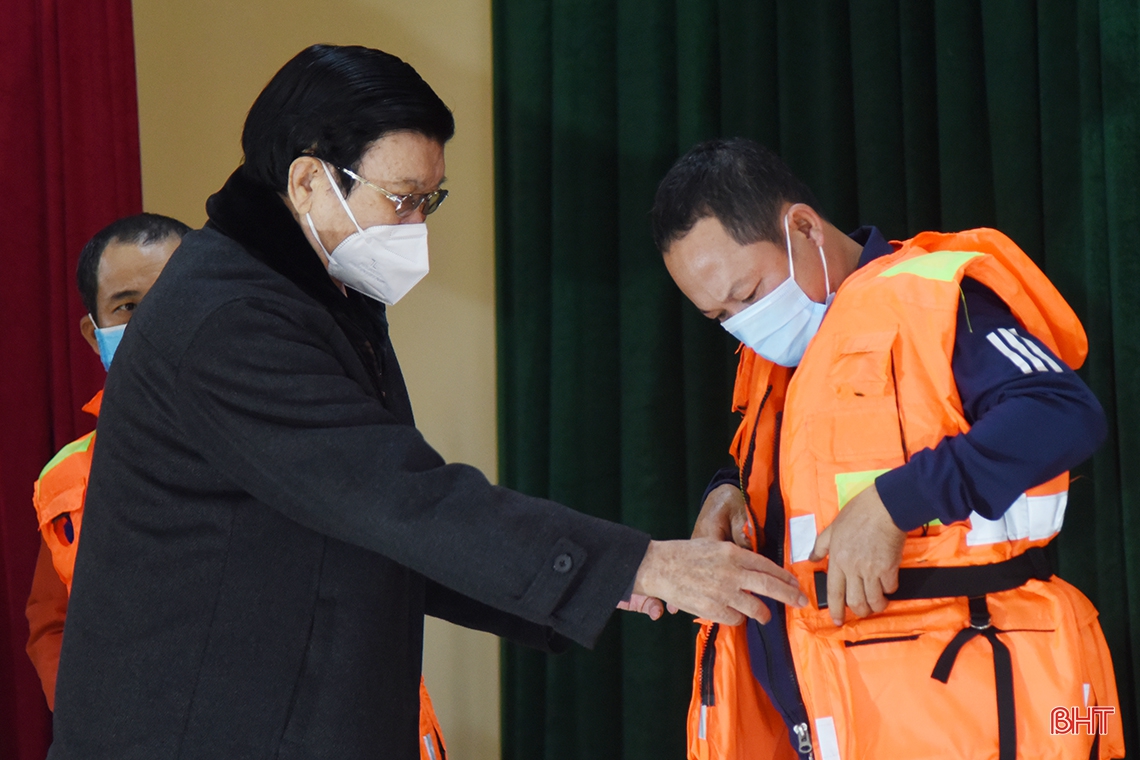 Nguyên Chủ tịch nước Trương Tấn Sang trao tặng áo phao cứu sinh đa năng cho ngư dân khó khăn ở Hà Tĩnh