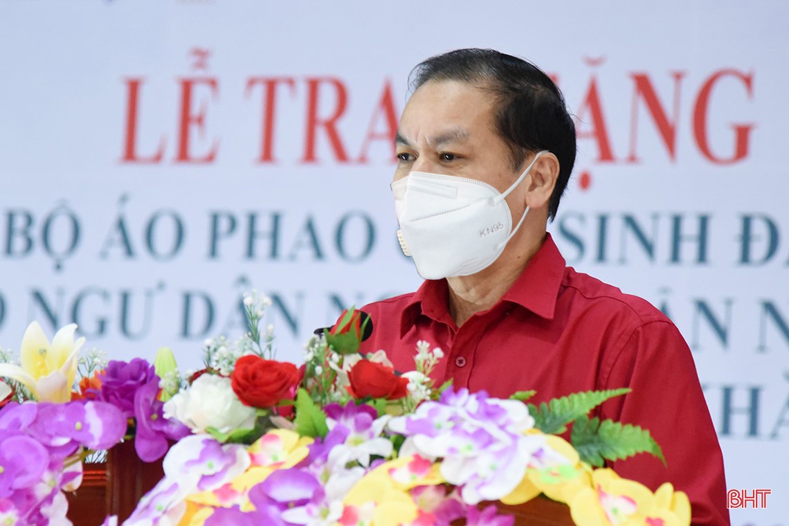 Nguyên Chủ tịch nước Trương Tấn Sang trao tặng áo phao cứu sinh đa năng cho ngư dân khó khăn ở Hà Tĩnh