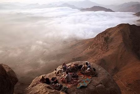 Du khách ngắm bình minh từ trên núi Moses tại bán đảo Sinai, Ai Cập. Ảnh: Reuters.