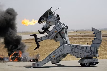 Robot Robosaurus khạc lửa trình diễn trong International Airshow ở bang California, Mỹ. Ảnh: Zuma.