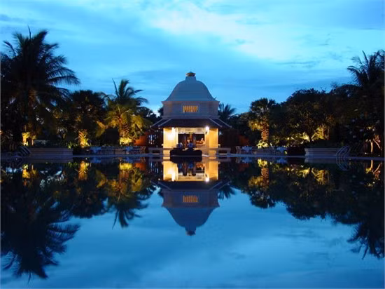 Siem Reap, Campuchia (83,6 điểm) Siem Reap không chỉ có quần thể Angkor Wat xinh đẹp mà người dân nơi đây còn rất thân thiện. Du khách cho biết họ bị ấn tượng bởi phong cách phục vụ chu đáo của các nhân viên trong khách sạn, resort.