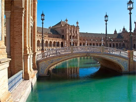 Seville, Tây Ban Nha (82,8 điểm) "Tuyệt vời, xinh đẹp và duyên dáng" là một trong số những mỹ từ mà du khách thập phương đã dành tặng cho thủ phủ của tỉnh Andalusia. Người dân ở đây được đánh giá là tốt bụng, cởi mở và tràn đầy sức sống.