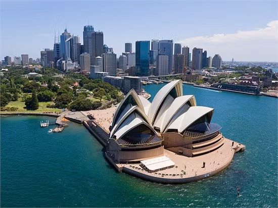 Sydney, Australia (83,8 điểm) "Sydney không chỉ là một trong những thành phố đẹp nhất thế giới mà con người cũng rất vui vẻ. Họ đặc biệt quý du khách người Mỹ", một khách du lịch đã để lại bình luận sau khi lựa chọn Sydney là điểm đến thân thiện nhất thế giới.