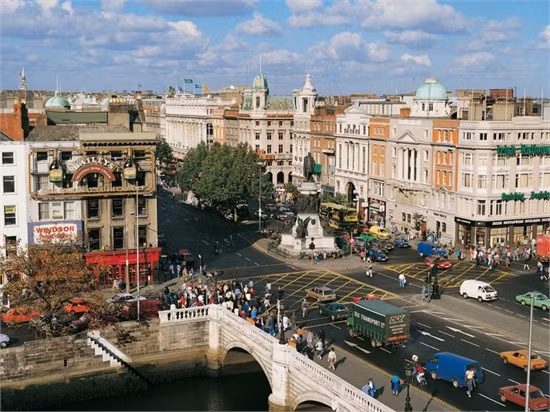Dublin, Ireland (83,8 điểm) Dublin được biết đến là thành phố sôi động. Khách du lịch rất thích dừng lại làm vài ly trong các quán rượu địa phương và trò chuyện với người bản địa với những câu chuyện dài bất tận.