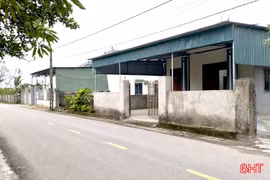 Hoàn thiện hồ sơ cấp "sổ đỏ" cho 3 hộ dân ở xã Lộc Hà sau đổi đất làm đường