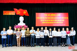Thị xã Hồng Lĩnh tuyên dương 49 học sinh đậu đại học điểm cao