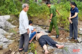 Xe máy lao xuống vách đá, mẹ tử vong, con bị thương nặng