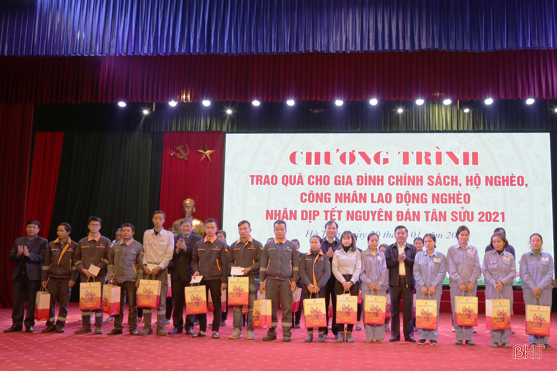 Chủ nhiệm Ủy ban Kiểm tra Trung ương Trần Cẩm Tú tặng quà Tết cho người dân Hà Tĩnh