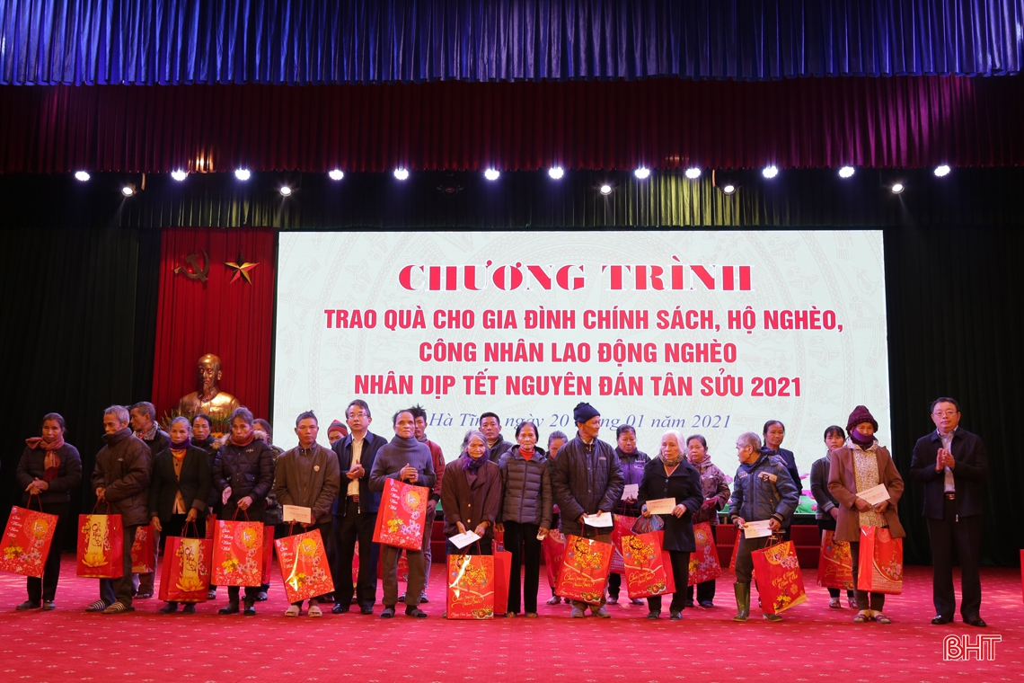 Chủ nhiệm Ủy ban Kiểm tra Trung ương Trần Cẩm Tú tặng quà Tết cho người dân Hà Tĩnh