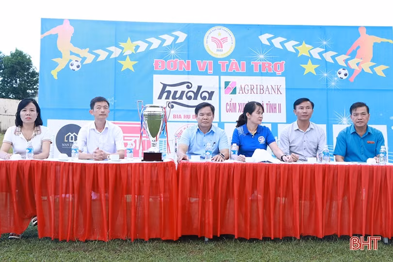 16 đội tranh tài tại Giải Bóng đá nam huyện Cẩm Xuyên năm 2022