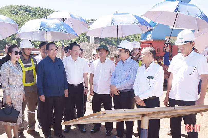 Đoàn công tác Bộ KH&ĐT nước CHDCND Lào tham quan Khu kinh tế Vũng Áng