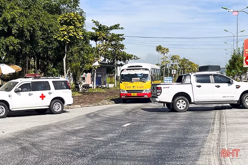 Bất an với điểm dừng, đỗ xe buýt trước cổng BVĐK huyện Đức Thọ