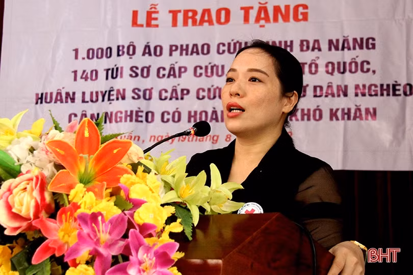 Trao các thiết bị cứu sinh cho ngư dân nghèo vùng biển Nghi Xuân