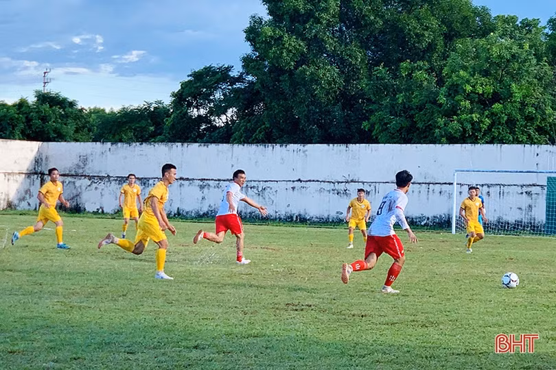 16 đội tranh tài tại Giải Bóng đá nam huyện Cẩm Xuyên năm 2022