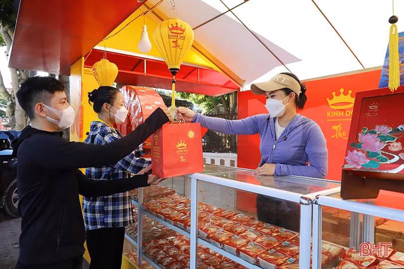 Bánh trung thu “tung tăng” xuống phố ở Hà Tĩnh