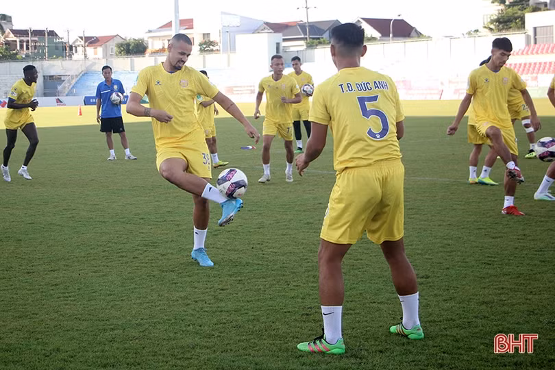 FC Nam Định làm quen sân trước trận gặp chủ nhà Hồng Lĩnh Hà Tĩnh