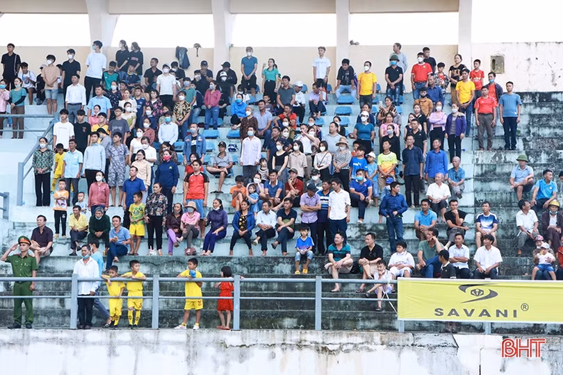 16 đội tranh tài tại Giải Bóng đá nam huyện Cẩm Xuyên năm 2022