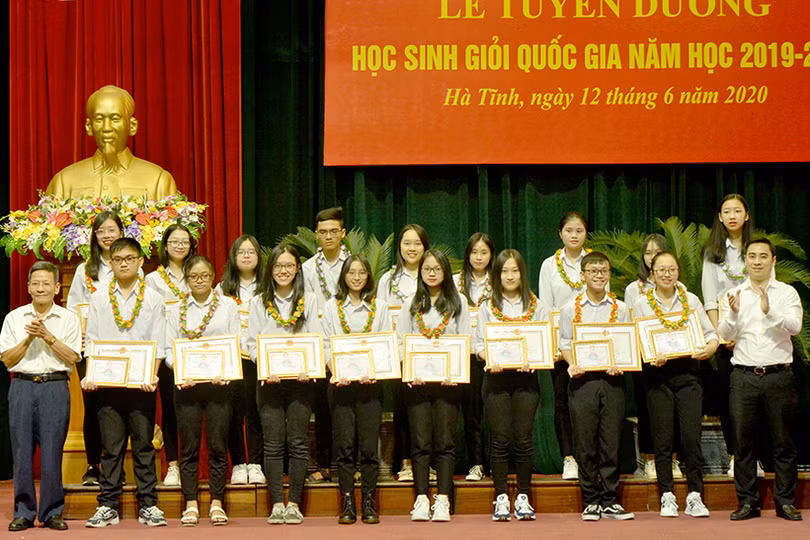 Hà Tĩnh tuyên dương 89 học sinh giỏi quốc gia năm học 2019 - 2020