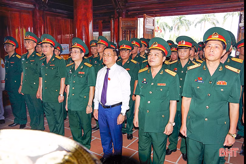 Đoàn đại biểu Đại hội Đảng bộ Quân sự Hà Tĩnh dâng hương báo công tại Khu lưu niệm Bác Hồ