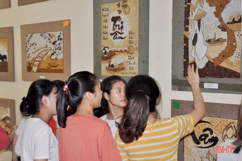 Sinh viên Đại học Hà Tĩnh gắn tranh gạo gây quỹ “Đường đến giảng đường đại học”