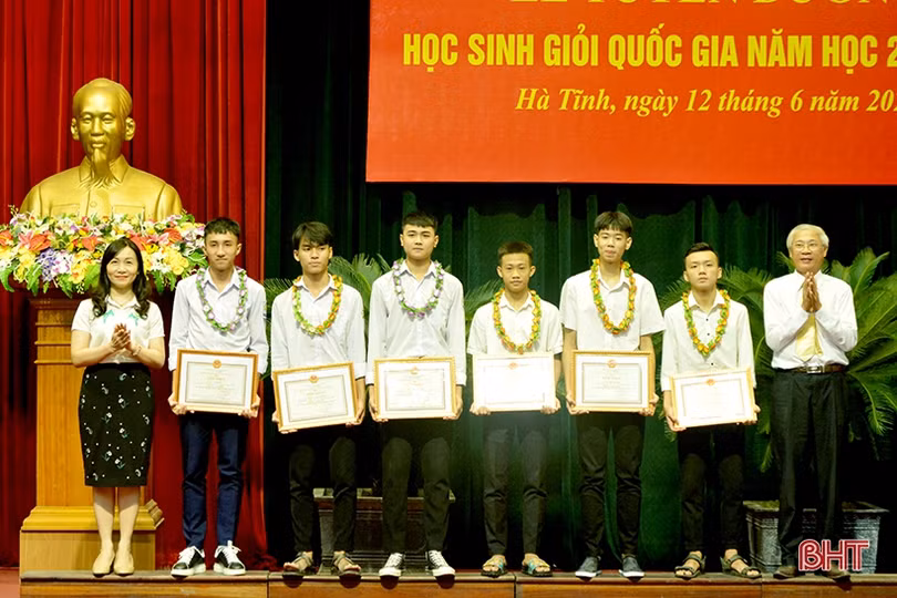 Hà Tĩnh tuyên dương 89 học sinh giỏi quốc gia năm học 2019 - 2020