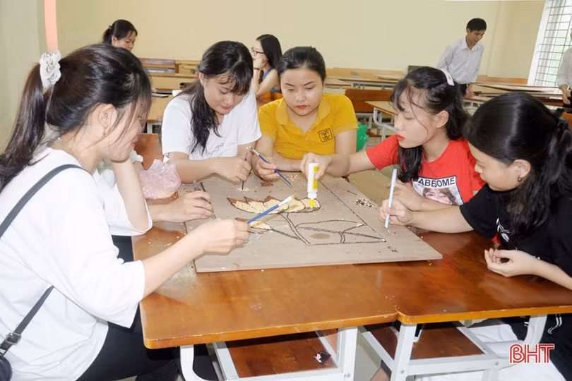 Sinh viên Đại học Hà Tĩnh gắn tranh gạo gây quỹ “Đường đến giảng đường đại học”