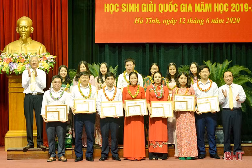 Hà Tĩnh tuyên dương 89 học sinh giỏi quốc gia năm học 2019 - 2020