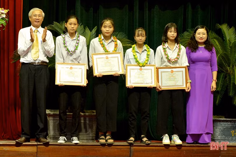 Hà Tĩnh tuyên dương 89 học sinh giỏi quốc gia năm học 2019 - 2020