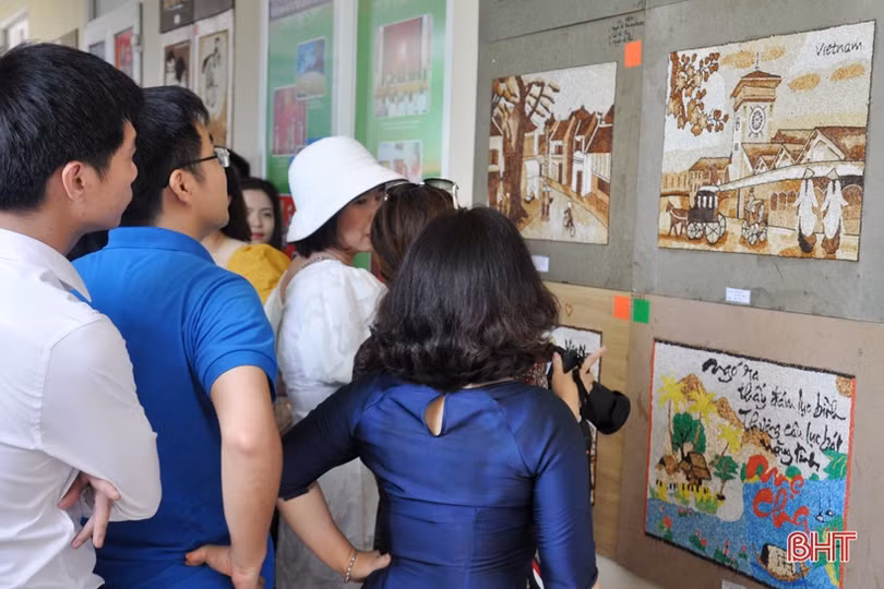 Sinh viên Đại học Hà Tĩnh gắn tranh gạo gây quỹ “Đường đến giảng đường đại học”