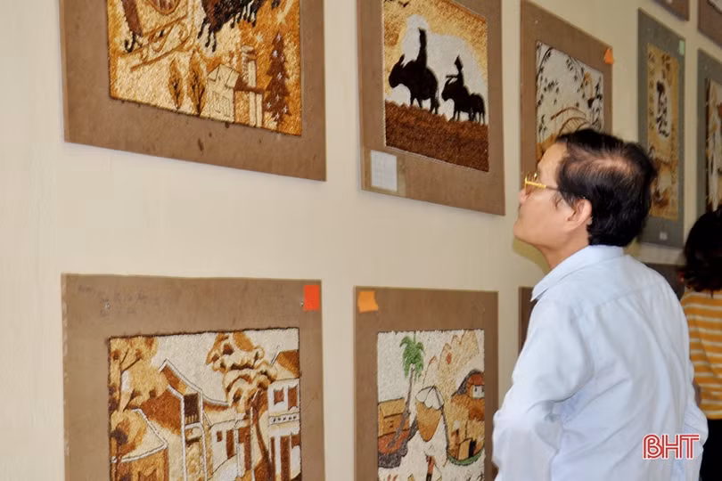 Sinh viên Đại học Hà Tĩnh gắn tranh gạo gây quỹ “Đường đến giảng đường đại học”