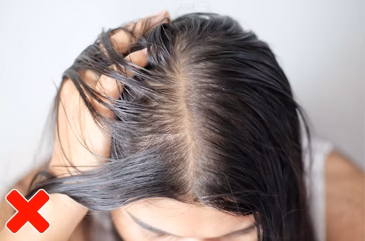 7 lý do khiến bạn không nên đi ngủ khi tóc ướt
