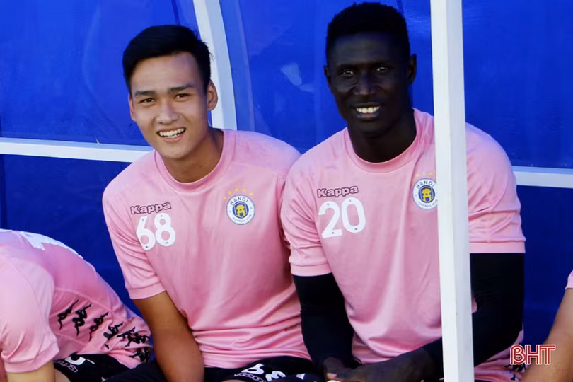 Các ngôi sao Hà Nội FC tập làm quen sân vận động Hà Tĩnh