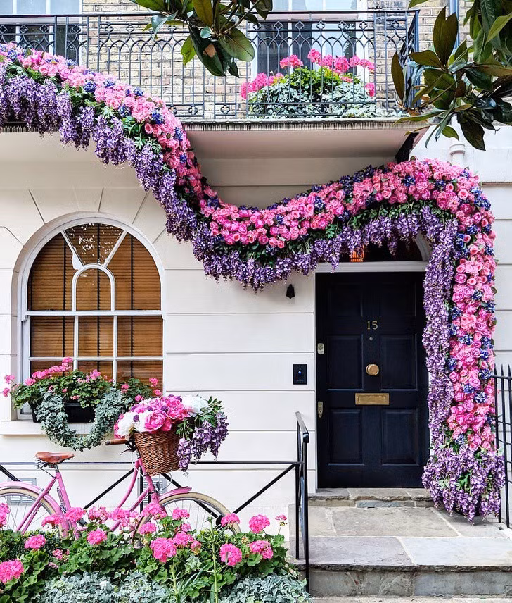 Trang trí cửa nhà bằng hoa đẹp mơ màng theo phong cách London