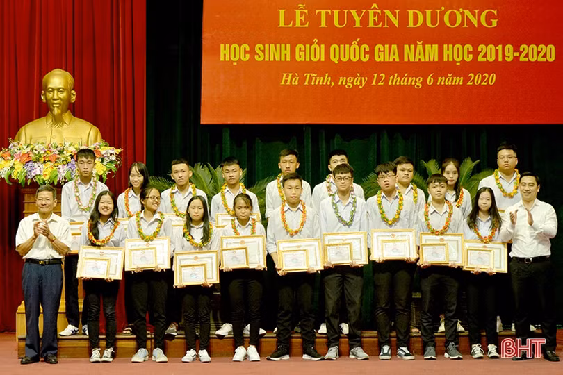 Hà Tĩnh tuyên dương 89 học sinh giỏi quốc gia năm học 2019 - 2020