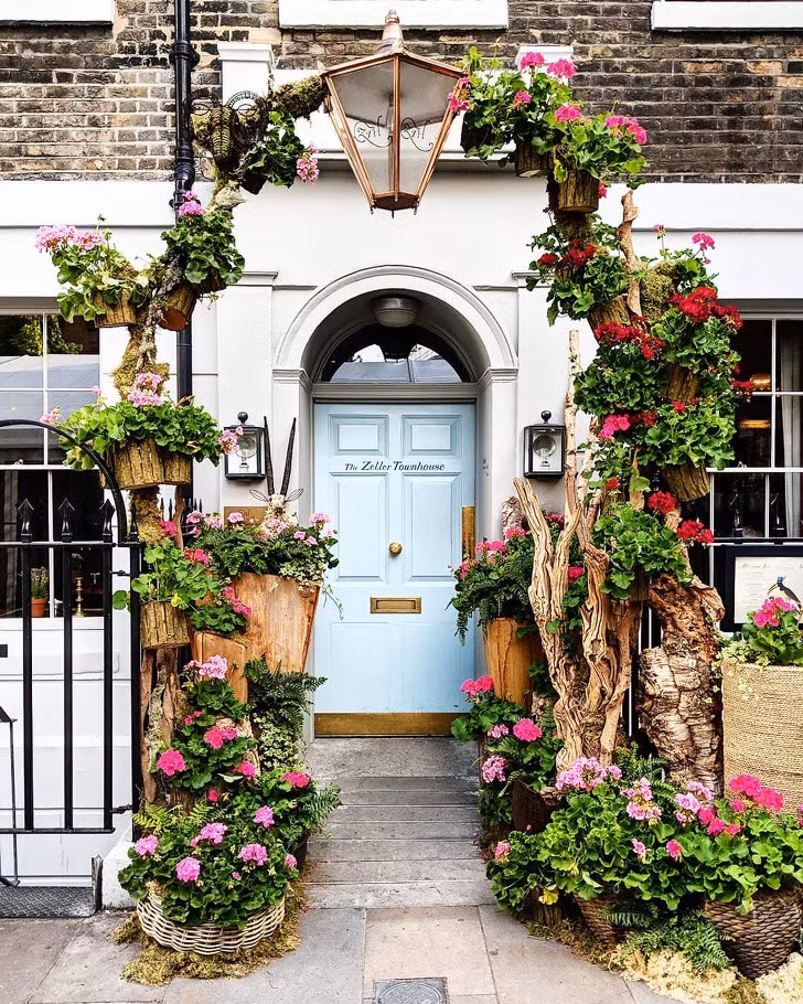 Trang trí cửa nhà bằng hoa đẹp mơ màng theo phong cách London