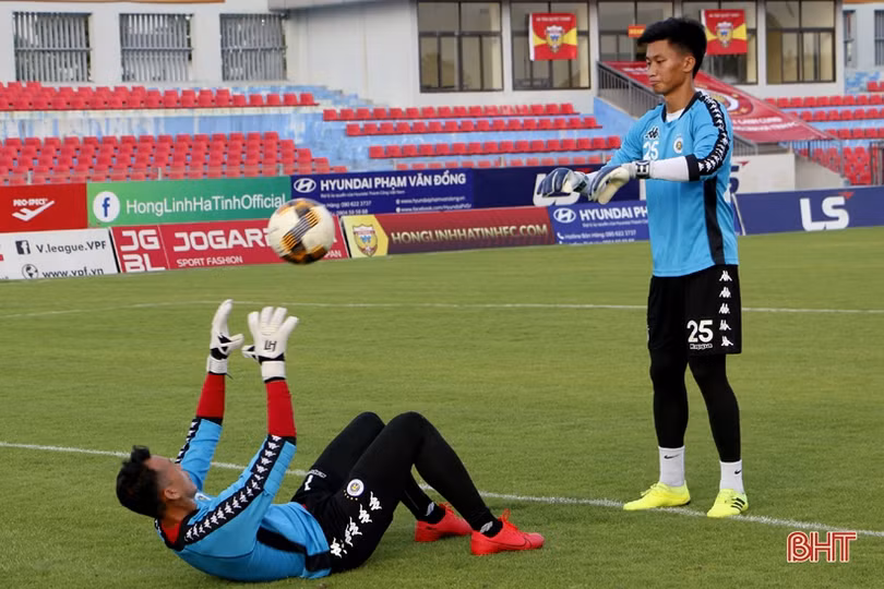 Các ngôi sao Hà Nội FC tập làm quen sân vận động Hà Tĩnh