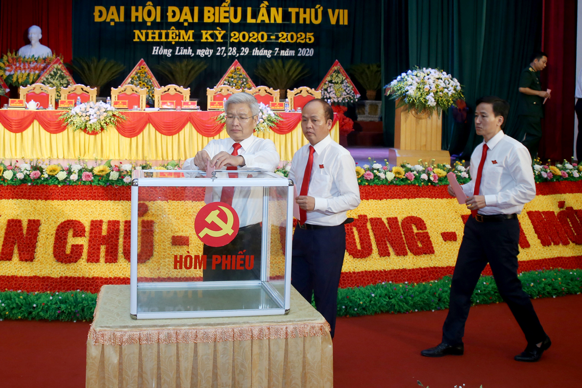 Bầu 32 đồng chí vào Ban Chấp hành Đảng bộ thị xã Hồng Lĩnh nhiệm kỳ 2020 - 2025