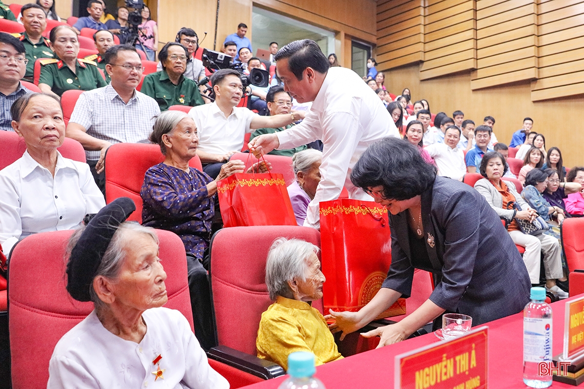 Hào hùng, lắng đọng Chương trình giao lưu nghệ thuật “Lời tri ân tháng 7