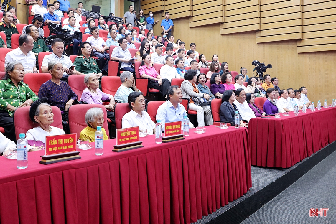 Hào hùng, lắng đọng Chương trình giao lưu nghệ thuật “Lời tri ân tháng 7