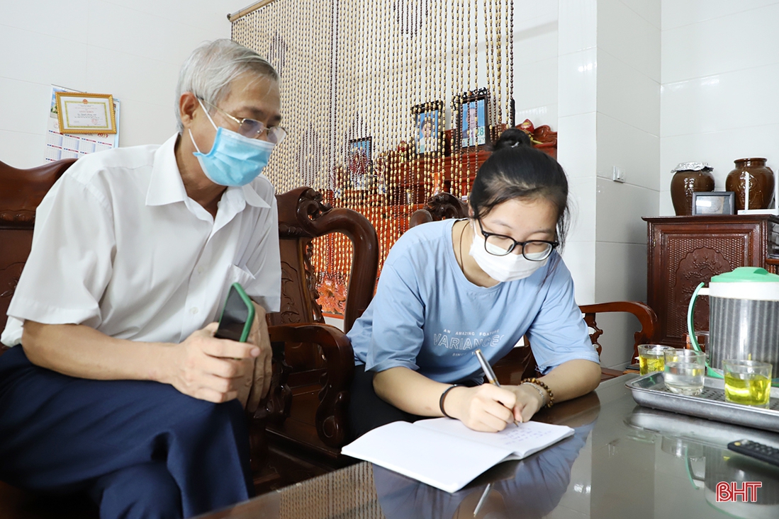 Nâng mức hỗ trợ học đại học cho 2 nữ sinh mồ côi, hoàn cảnh đặc biệt khó khăn ở TP Hà Tĩnh