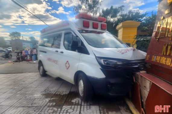 Hà Tĩnh: Xe cứu thương va chạm xe máy, 1 phụ nữ bị thương nặng