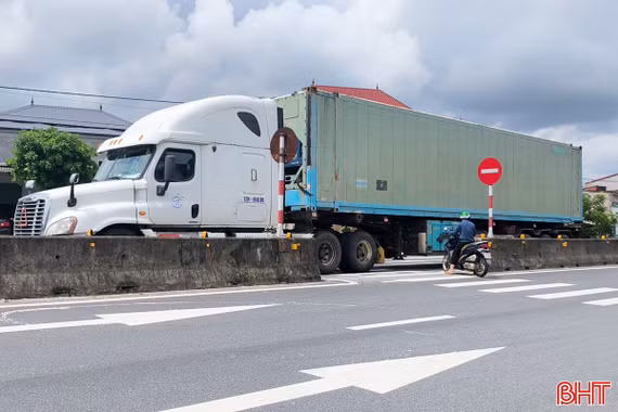 Lấy an toàn làm nguyên tắc hàng đầu khi qua các điểm mở dải phân cách
